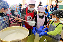 農協女性部員と豆腐作り