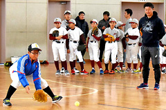 渡辺選手を講師に野球教室