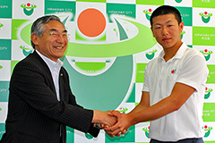 市長と握手を交わす水木選手