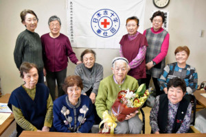 ���U����