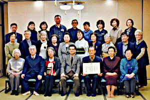 ���U����